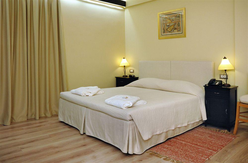 Efplias Hotel Apartments Pireus Exteriör bild